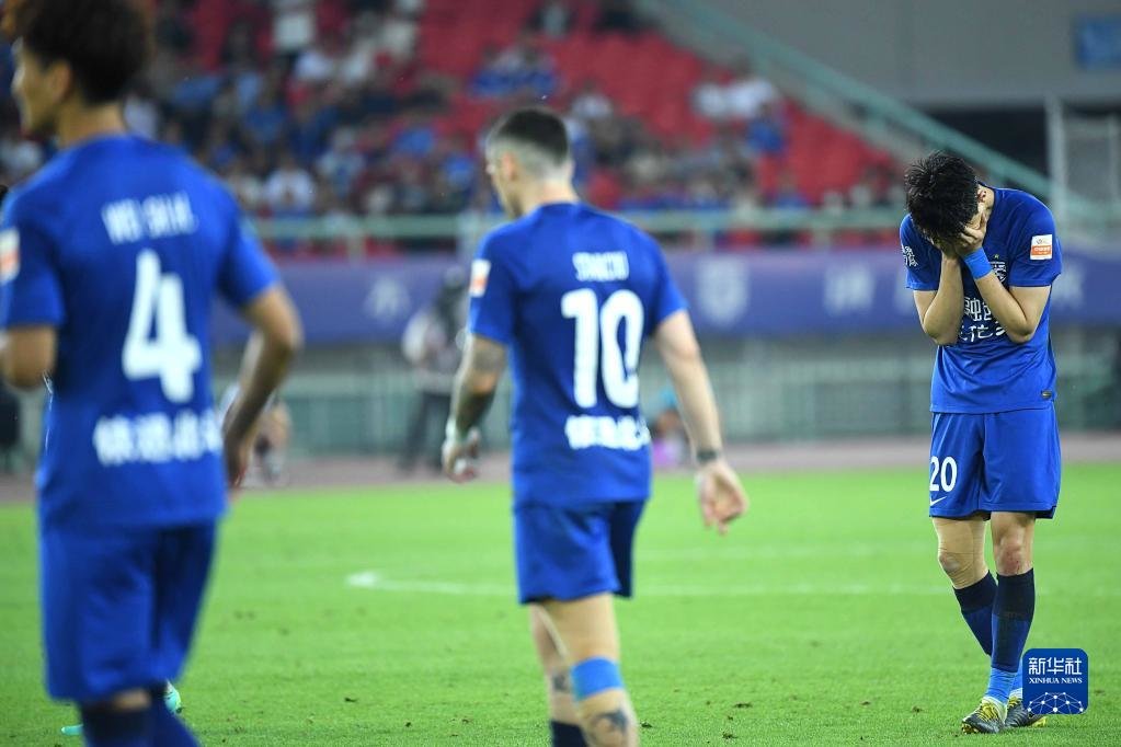 5月5日,武汉三镇队球员高准翼(右一)射门未进后。新华社记者 熊琦 摄