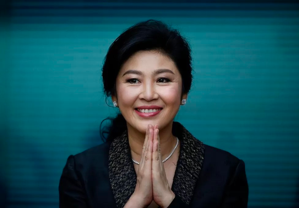 ▎ 和哥哥他信一样,英拉先是在美国肯塔基州立大学完成公共管理硕士学业,然后返回泰国,进入家族企业工作。他信流亡到迪拜后,英拉曾前去探望,并在会面后弃商从政。2011年,毫无从政经验的英拉成为为泰党总理候选人,并赢得大选,成为泰国历史上第一位女总理。