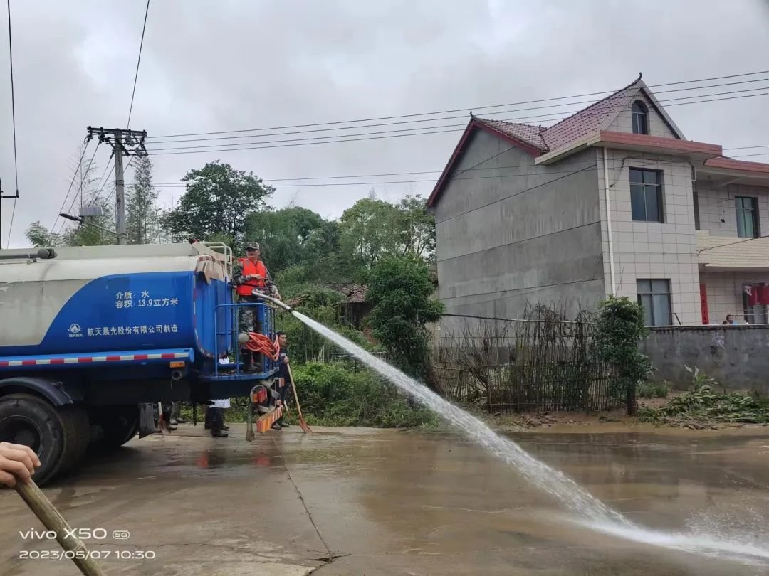 临川区秋溪镇洒水车在冲洗淤泥