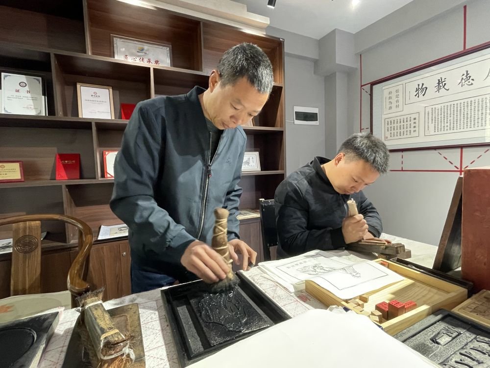 潭湾村木活字印刷传承人在创作。新华社记者苏晓洲 摄