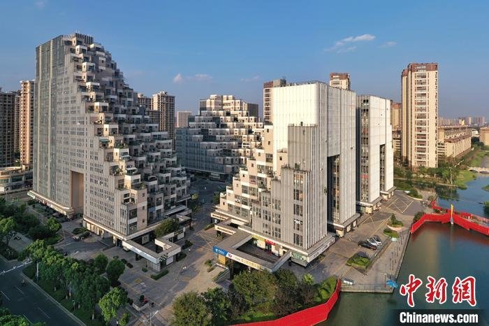 资料图:昆山花桥“网红”建筑,自下而上向内缩进的新颖设计,看起来就像搭起来的乐高积木。 阮忠 摄