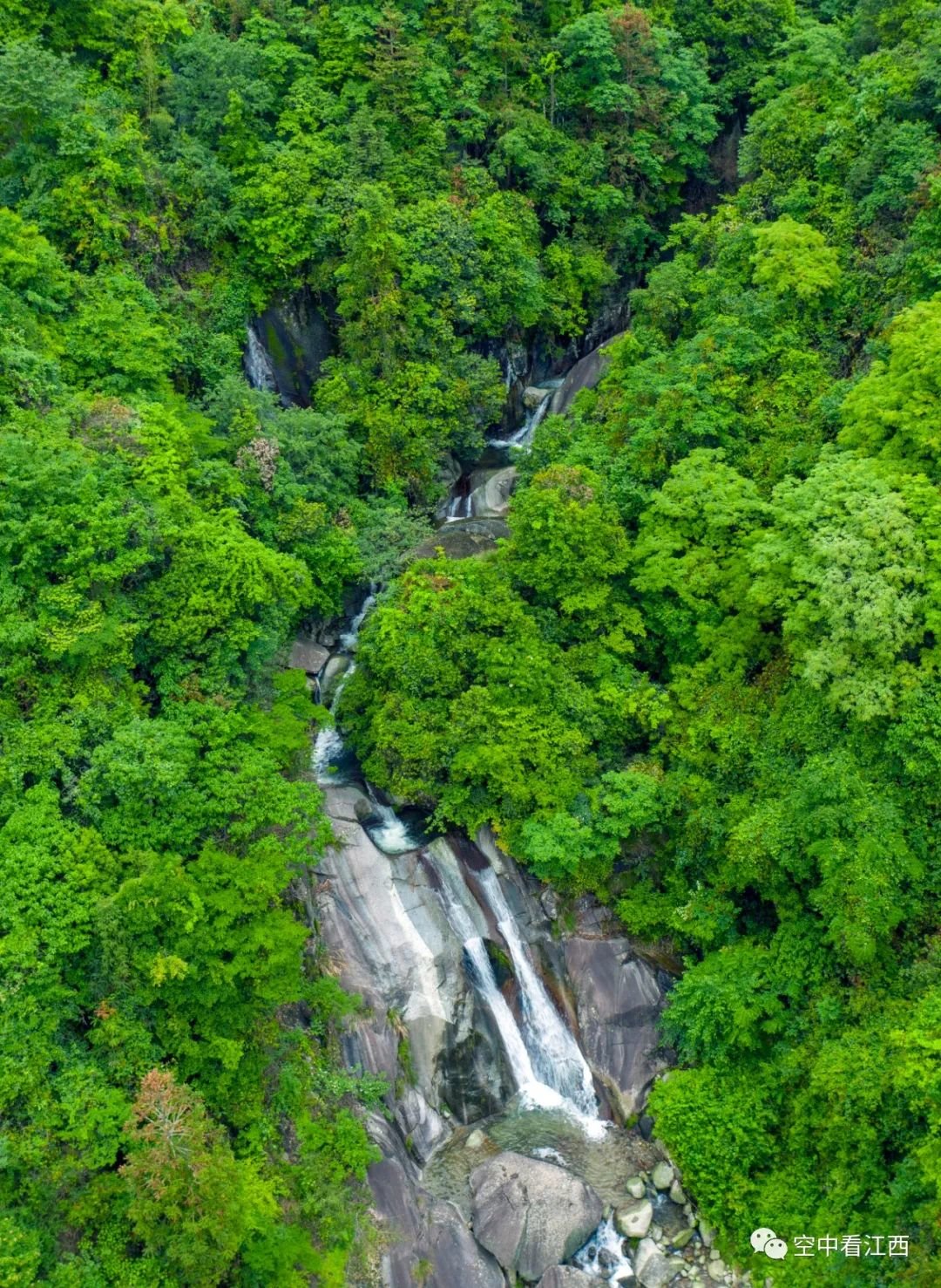 航拍江西武宁九岭飞瀑流泉 气势磅礴蔚为壮观(图)凤凰网江西_凤凰网
