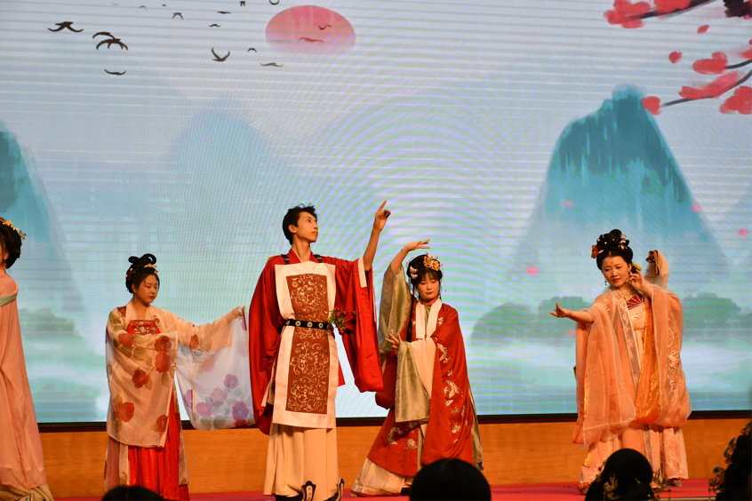 百场文化精品进校园活动启动 汉服长春走进吉大校园上了一堂精彩的传统文化课