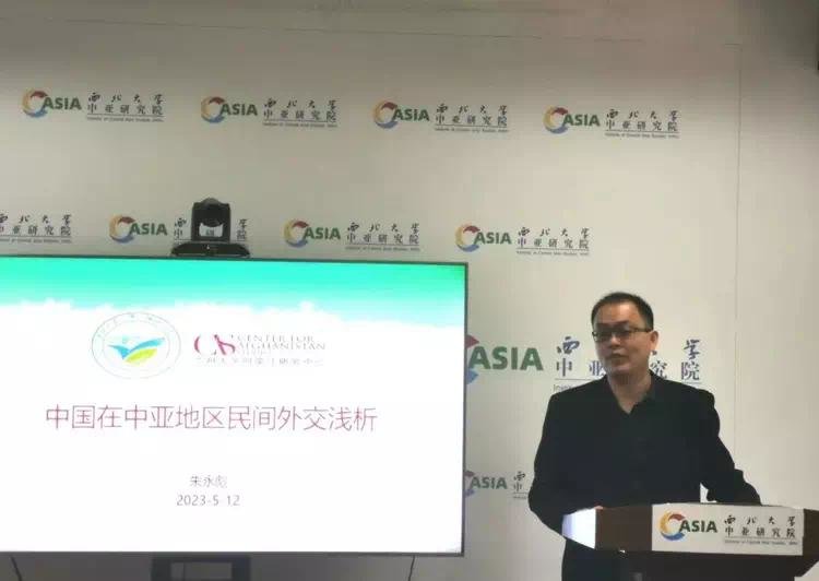 （图为朱永彪教授为师生做讲座）