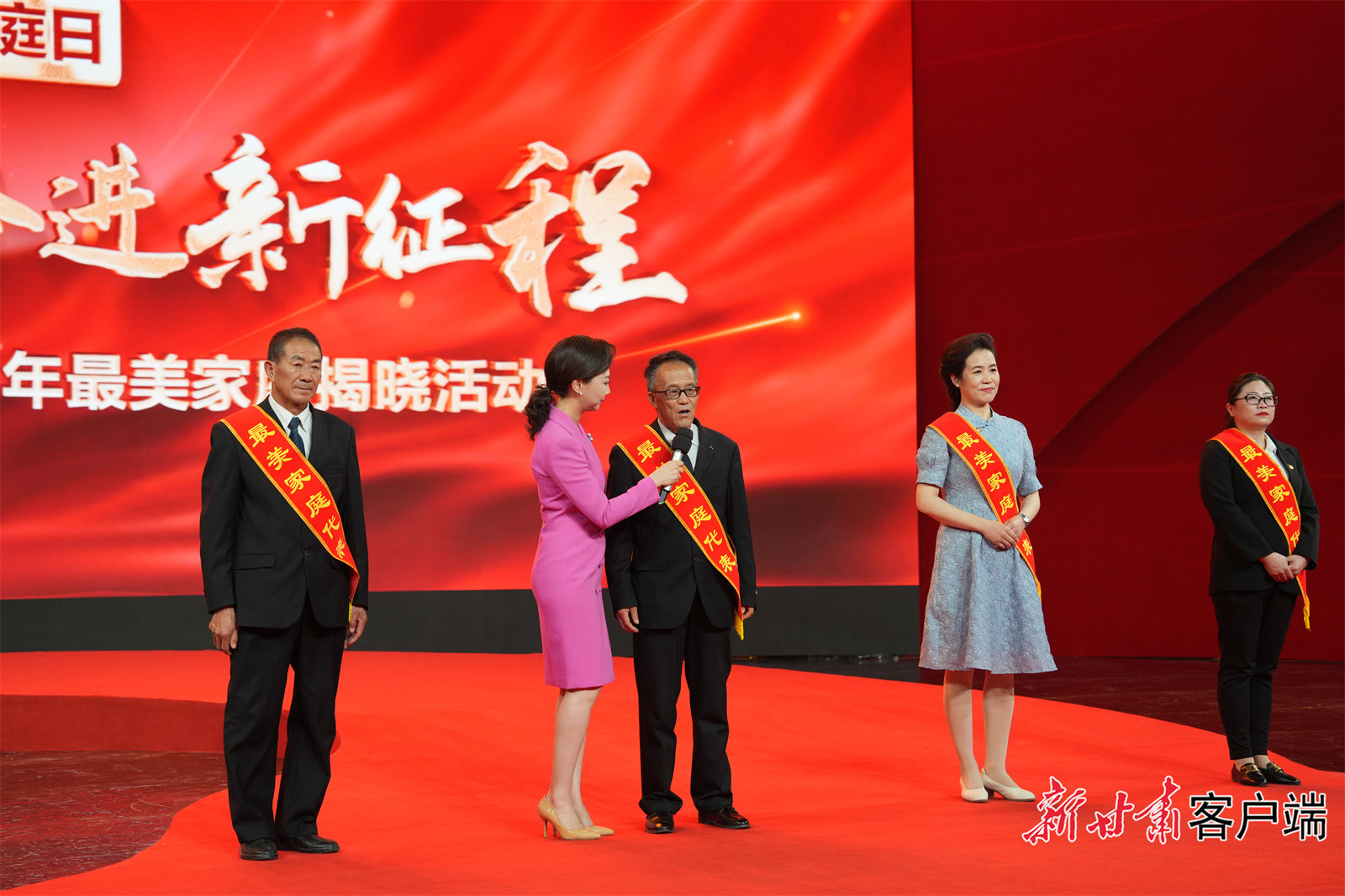 现场采访最美家庭代表（省妇联供图）