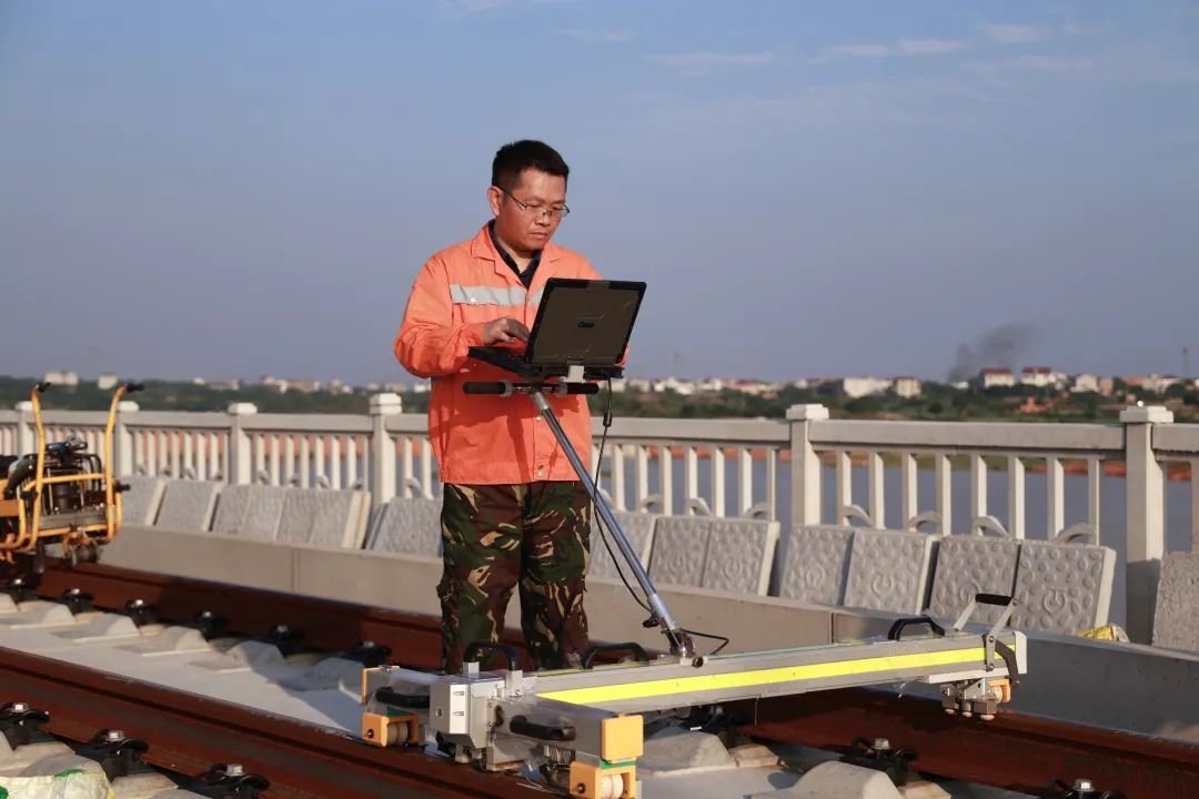 昌景黄高铁江西段开始轨道精调 为年底全线具备开通运营条件奠定基础