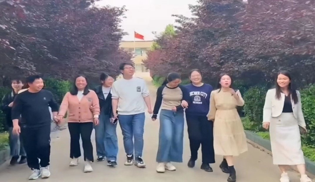 (一群充满朝气的年轻老师在希望的田野上辛勤耕耘)