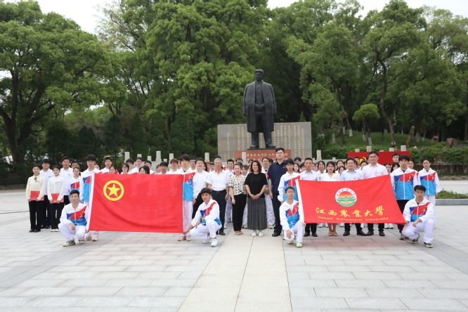 江西农业大学举行“不忘初心、与信仰对话”青春讲坛暨2023年入团仪式集中示范活动