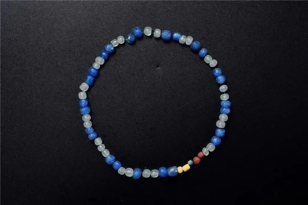 东汉 玻璃珠串 2006年海珠区官洲岛大火岗M16出土 广州市文物考古研究院藏