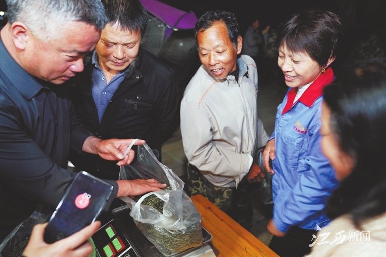 4月17日晚，浮梁县瑶里景区东埠古码头的茶市热闹起来，不少茶农抱着刚炒好的新茶前来售卖