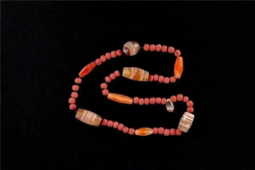 西汉 玛瑙红玉髓玻璃珠 1997年横枝岗95号M3出土 广州市文物考古研究院藏