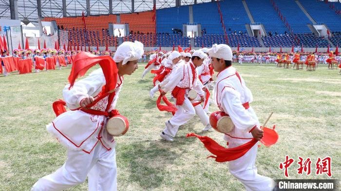 开幕式上腰鼓表演。　王小军 摄