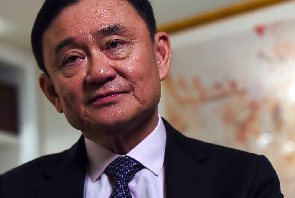 ▎ 他信是家中第四代长子,父辈中有很多政界高官,他本人也经历丰富,先后赴美国留学、在曼谷警务部门工作、发展电信业务并一度成为泰国首富,最后转战政坛,一步步成为泰国的外交部长、副总理和总理。他信是泰国历史上第一位成功连任的总理,但他的改革举措惹怒了泰国保守派人士,在2006年的军事政变中被迫下台,2008年流亡海外至今。