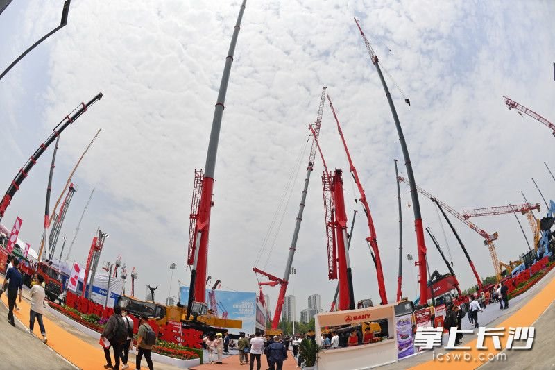 今日上午,第三届长沙国际工程机械展览会在长沙国际会议中心开幕,本届展会以“高端化 智能化 绿色化—新一代工程机械”为主题。 均为长沙晚报全媒体记者 王志伟 黄启晴 摄影报道