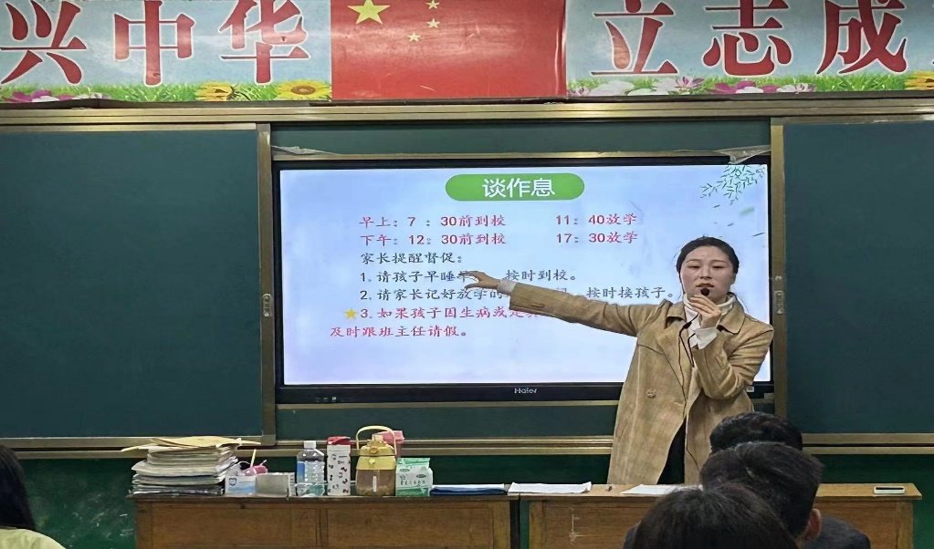 (李亚拯老师在给家长授课)