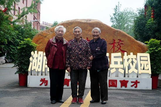 曾国藩第五代孙女曾宪同（中）、曾宪璋（右）、曾宪琪（左）在校园合影留念