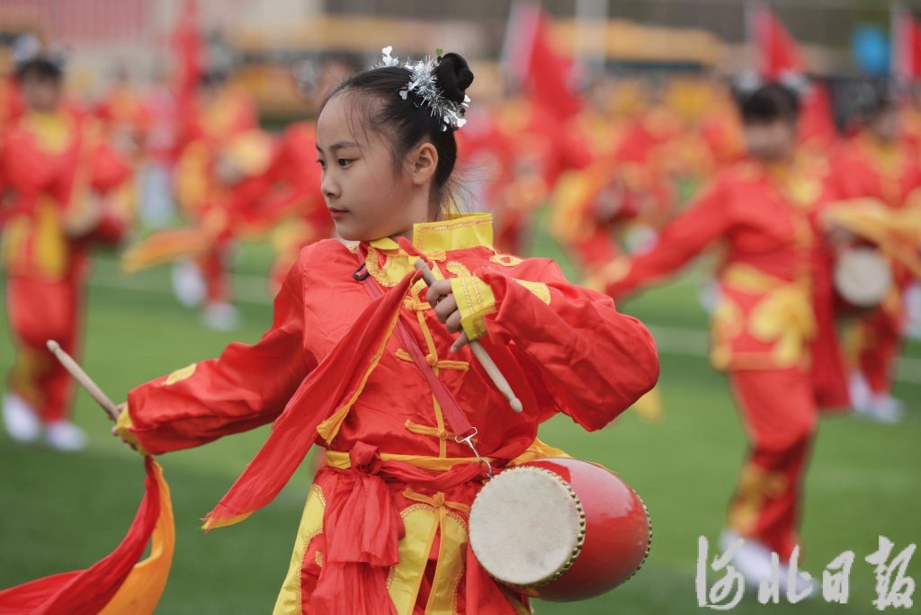 5月5日，霸州市胜芳镇红光小学腰鼓社团的学生在进行腰鼓表演。
