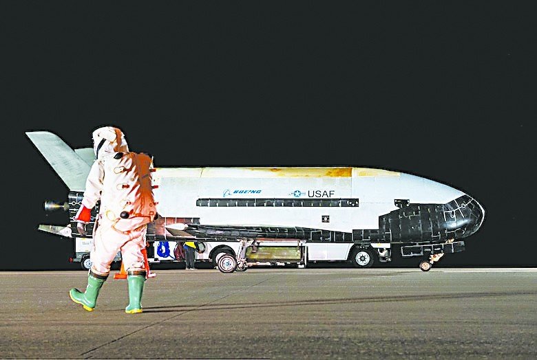 美国X-37B飞行器带有明显军事用途