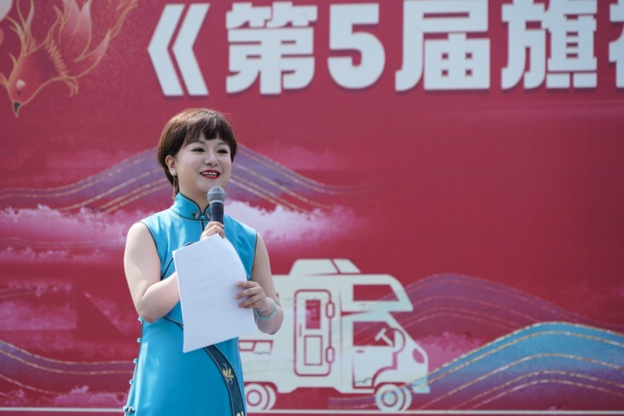 主持人王译媛。