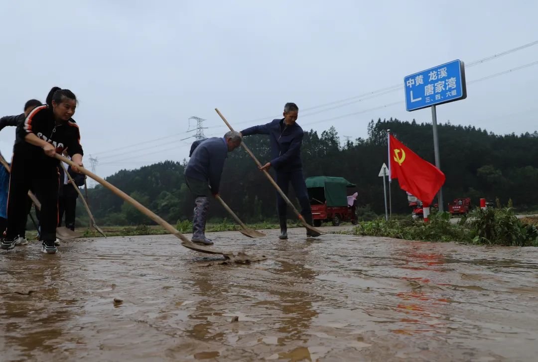 梨溪镇桐源村党员干部和群众在清理道路淤泥