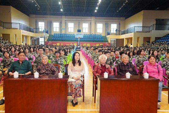 曾氏后裔与高二年级全体师生分享曾氏家教家风故事