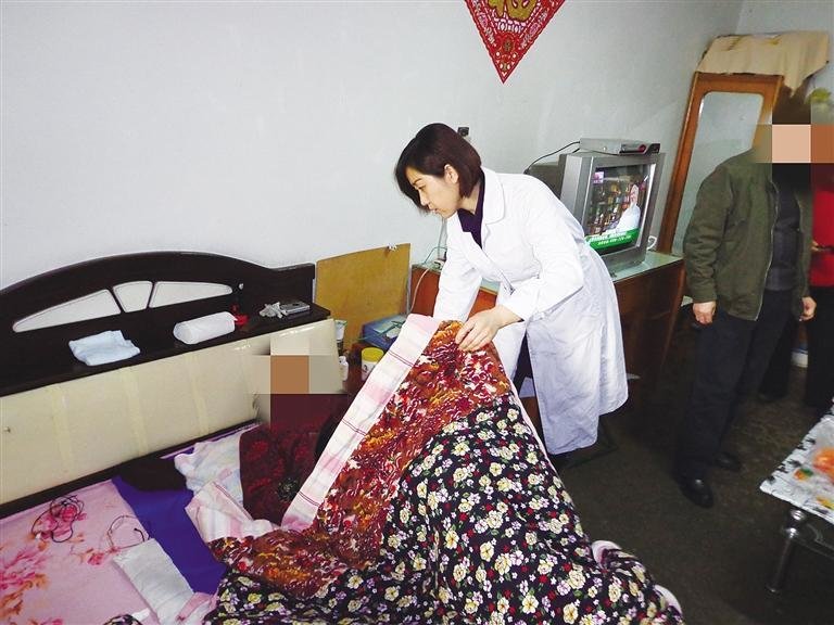 李文娟查看患者情况(兰大二院供图)