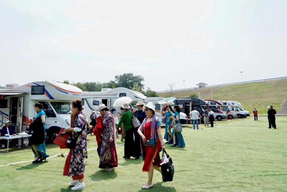 渗透高科技的房车前观者众多。