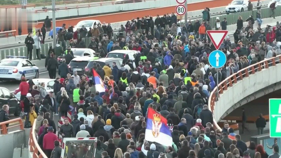 塞尔维亚枪击频发触怒民怨 首都再爆反政府示威