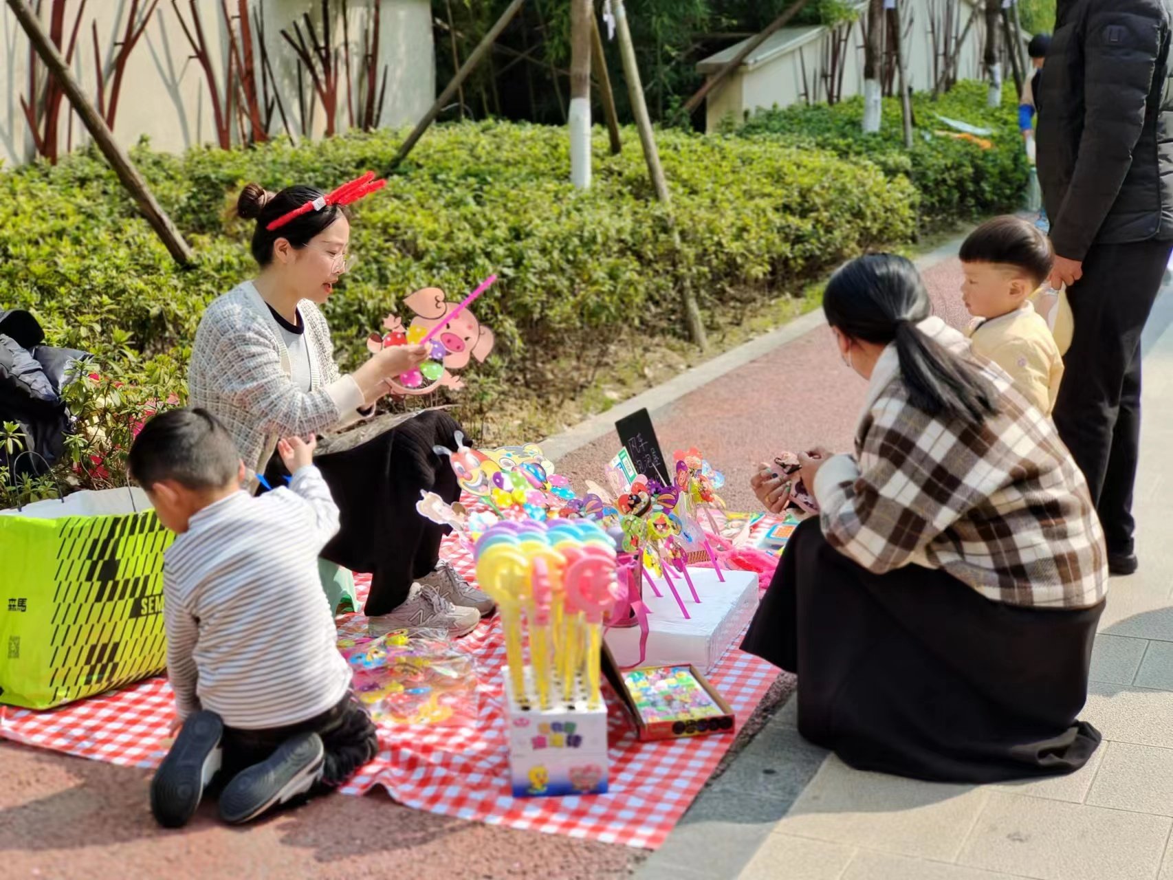 童心童行助分类 同心同行靓“未来”——宁波市江北区未来盛园社区开展垃圾分类工作