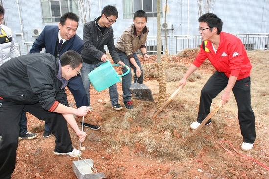 带领学生植树造林