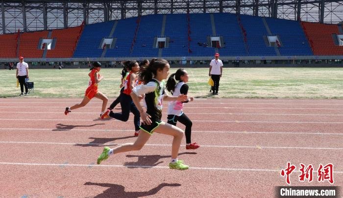 开幕式及文体表演结束后，女子小学组60米预赛开跑。　王小军 摄