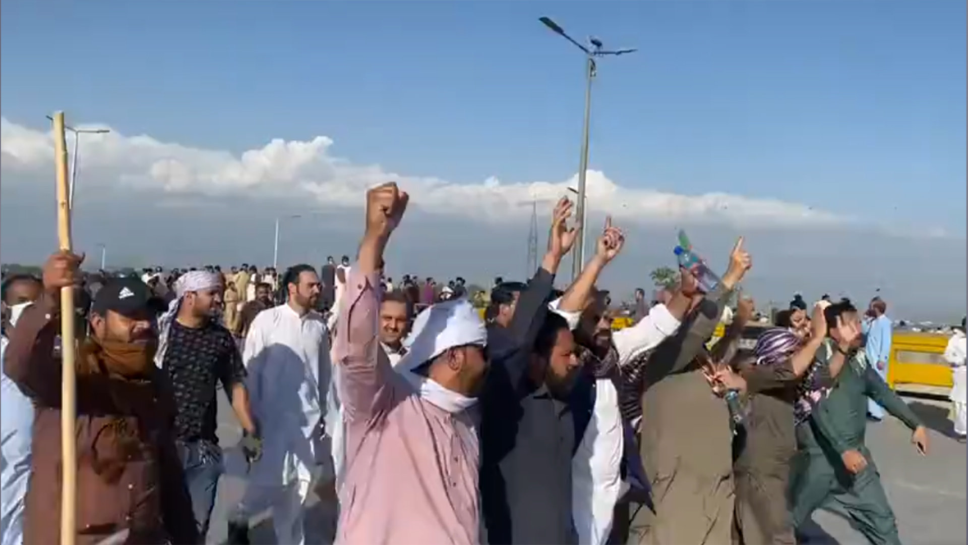 前总理伊姆兰·汗被捕后，巴基斯坦各地发生示威抗议