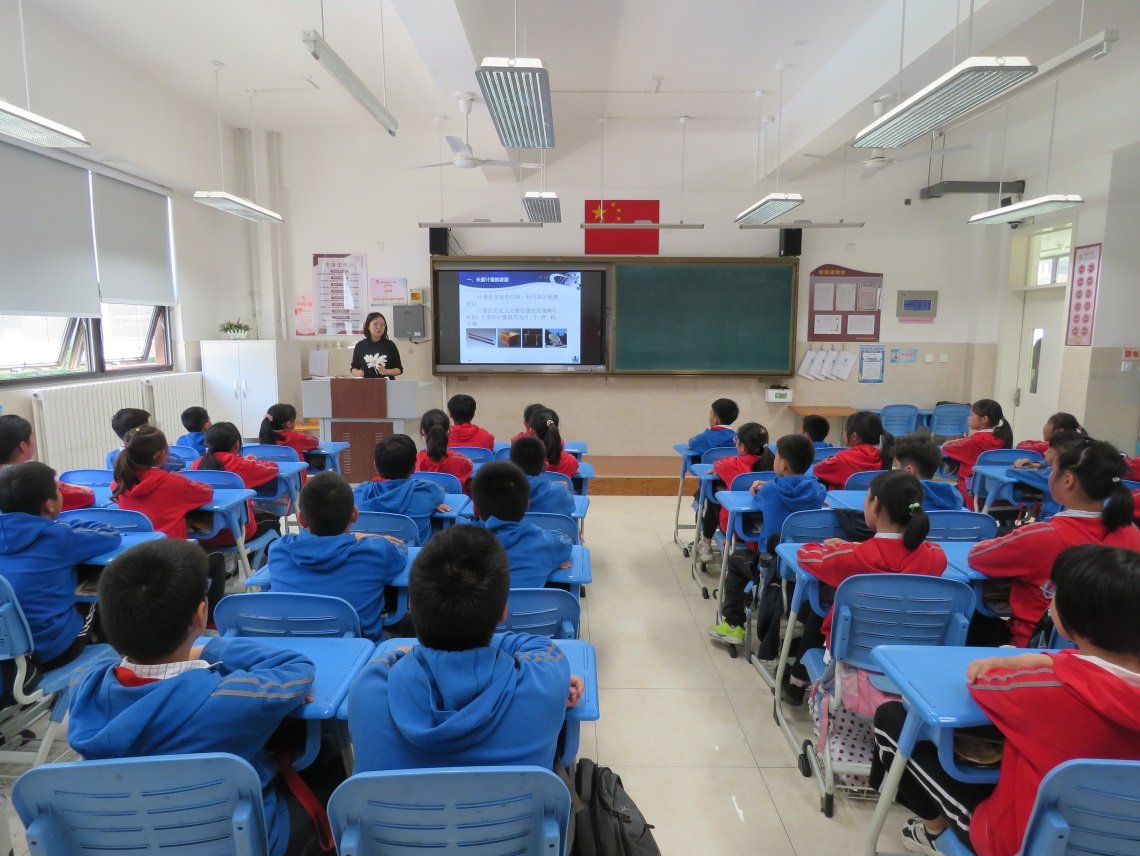 唐莹工程师给孩子们授课