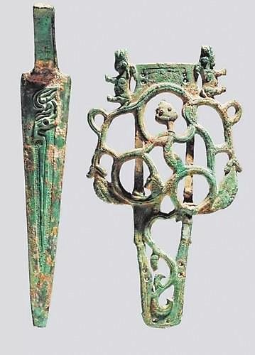 镂空鞘青铜短剑