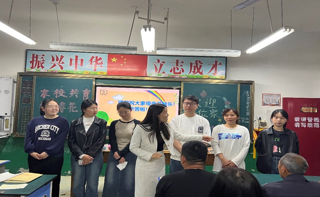 (校长袁晓娜向家长介绍任课老师)