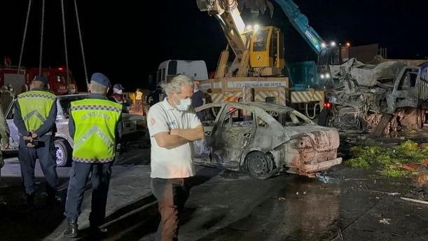 土耳其哈塔伊省12车相撞 至少12死31伤