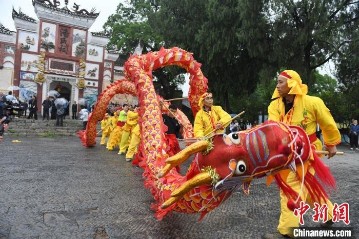 文化旅游的发展激活了古村的年轻气息。　杨华峰 摄