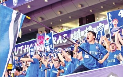 武汉三镇队球迷在看台上呐喊助威。