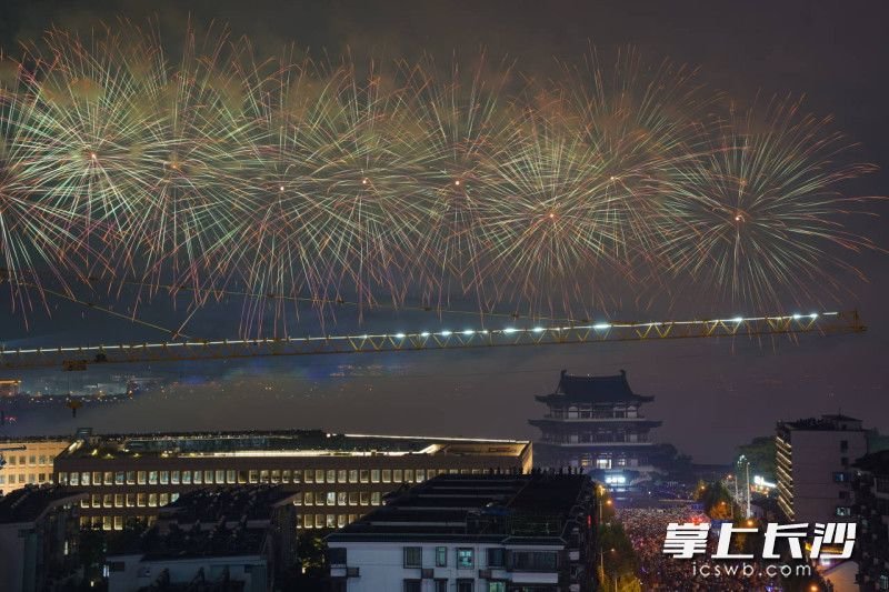 在南门口的高楼顶远眺绚丽烟花下的杜甫江阁.