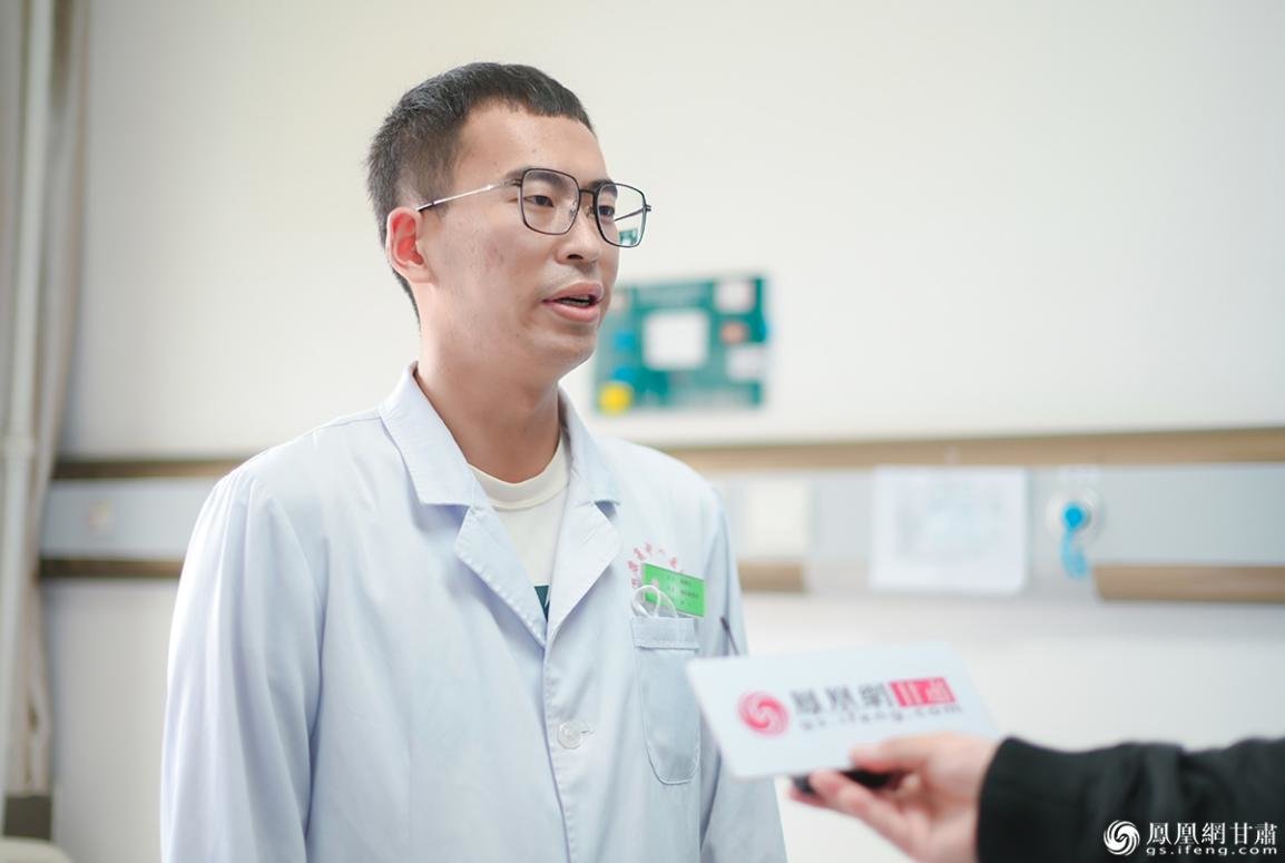 郭雄兵说，他很热爱护士这个职业。李德宇 摄