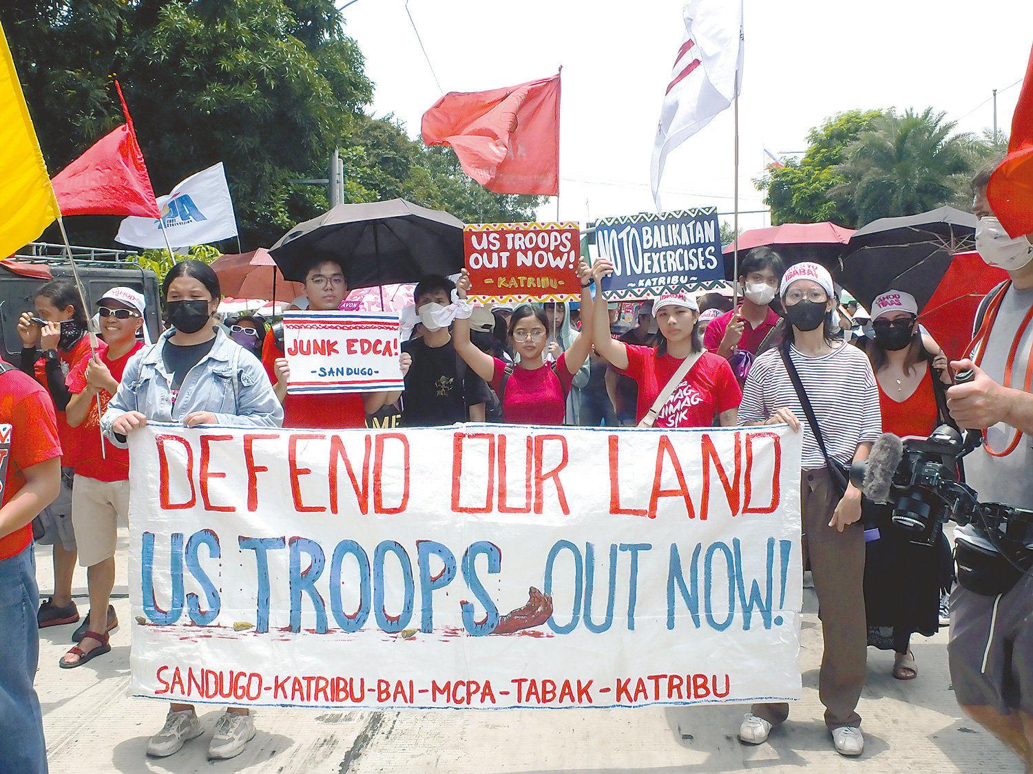 当地时间5月1日,菲律宾马尼拉抗议民众举着横幅和标语牌,在美国驻菲律宾大使馆前举行示威活动,谴责美国与菲律宾之间的《加强防务合作协定》(EDCA)、《访问部队协定》(VFA)、《共同防御条约》(MDT)等不平等协定持续侵犯人权,要求“美国立即从菲律宾撤出军队”。 图片来源:视觉中国