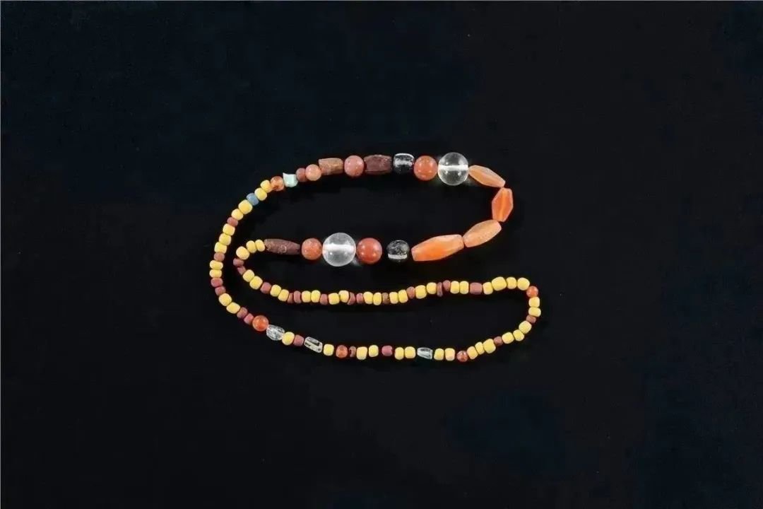 东汉 水晶绿柱石琥珀红玉髓玻璃珠 2003年番禺小谷围港尾岗M8出土 广州市文物考古研究院藏