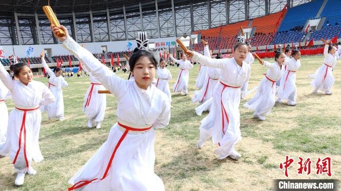 开幕式上文体表演。　王小军 摄