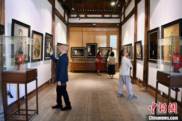 80余幅漆画，浓墨重彩地再现了敦煌的庄严肃穆、富丽堂皇。　王东明 摄