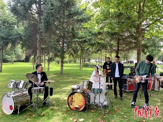 2019年10月7日，甘肃省庆阳市一对新人在婚礼现场展示才艺表演。中青报·中青网记者 焦敏龙 摄