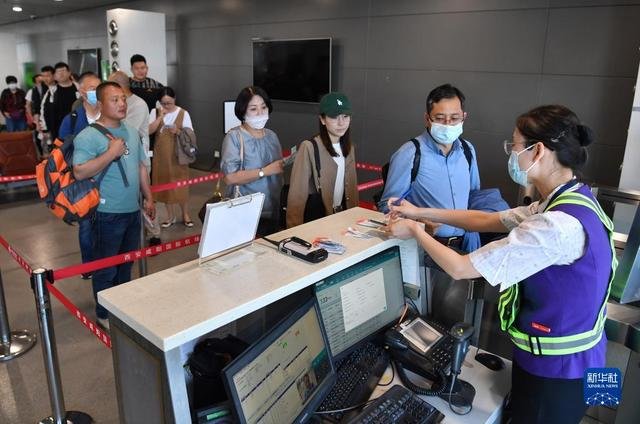 5月13日，乘坐西安-乌鲁木齐-阿什哈巴德首趟航班的旅客准备登机。新华社记者 邵瑞 摄