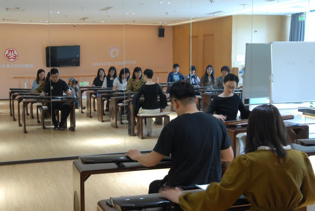 市民在山东省青岛市即墨区新时代文明实践中心学习古琴