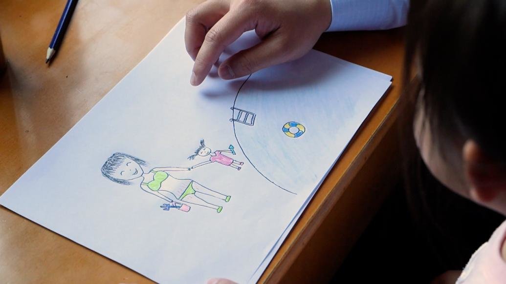 妇产科医生给女儿手绘妊娠纹科普画