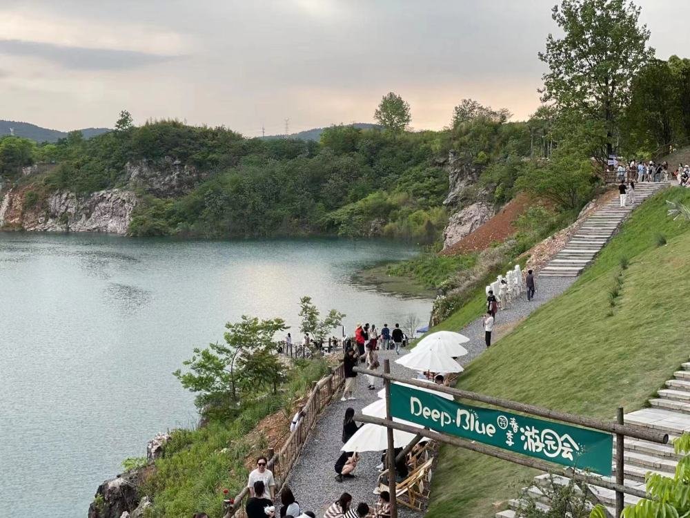 5月2日，浙江安吉，依托废弃矿坑打造的一家咖啡馆吸引了不少游客。 新华社记者 段菁菁 摄