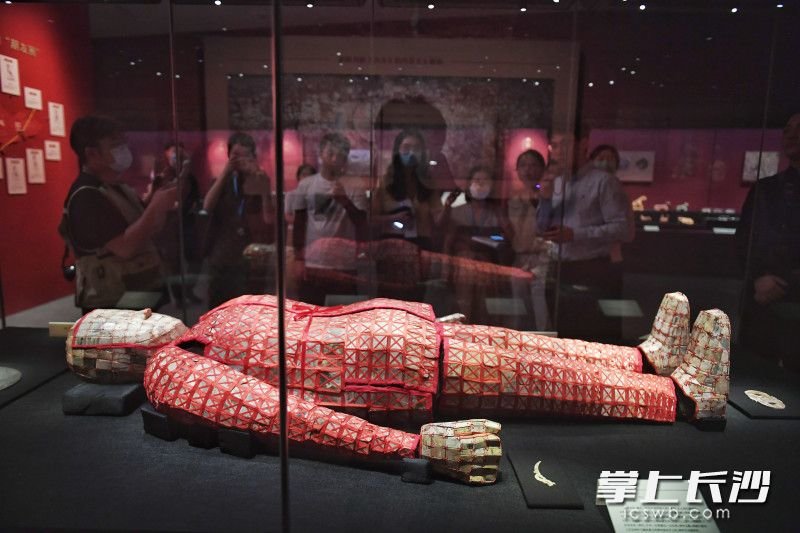 此次展览展出国家一级文物24件套，其中，最重磅的明星展品是目前国内唯一一套形制完备的丝缕玉衣。